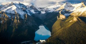 Lake Louise and the Chateau Lake Louise surrounded by mountains